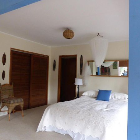 Great Barrier Oasis Lodge Tryphena Экстерьер фото