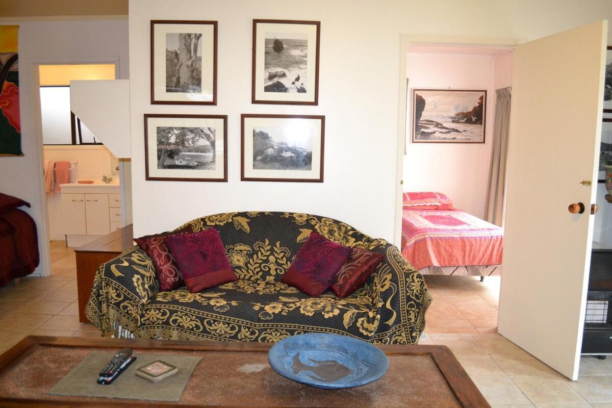 Great Barrier Oasis Lodge Tryphena Экстерьер фото