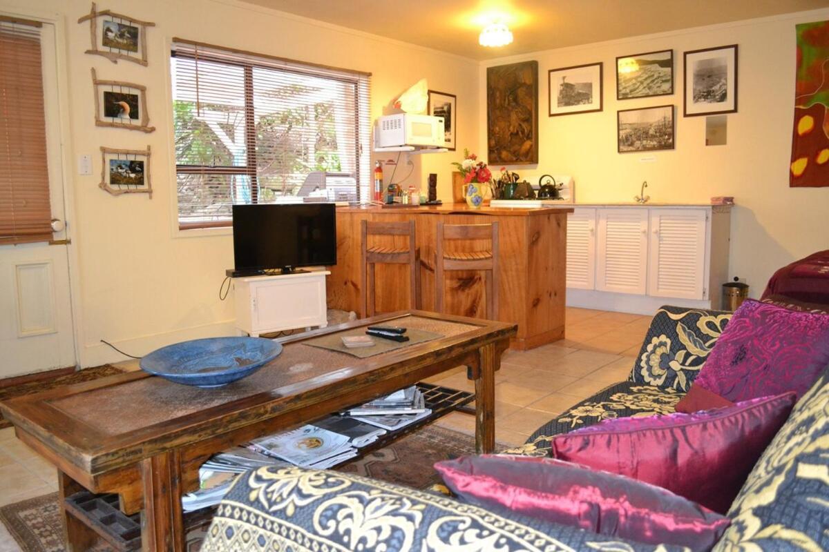Great Barrier Oasis Lodge Tryphena Экстерьер фото