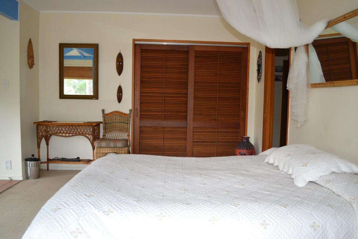 Great Barrier Oasis Lodge Tryphena Экстерьер фото