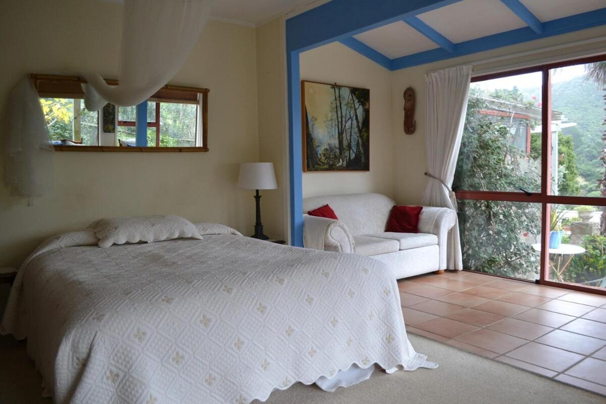 Great Barrier Oasis Lodge Tryphena Экстерьер фото