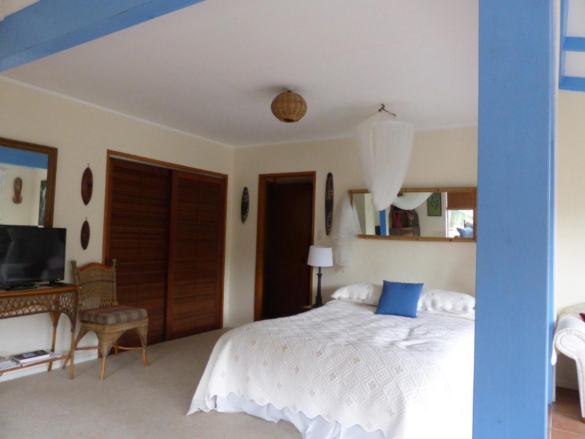 Great Barrier Oasis Lodge Tryphena Экстерьер фото